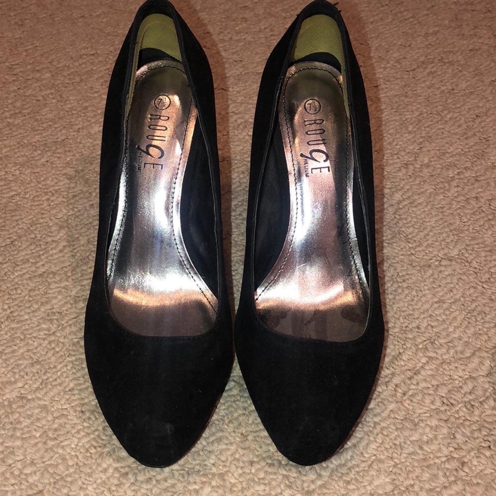 Black suede pump